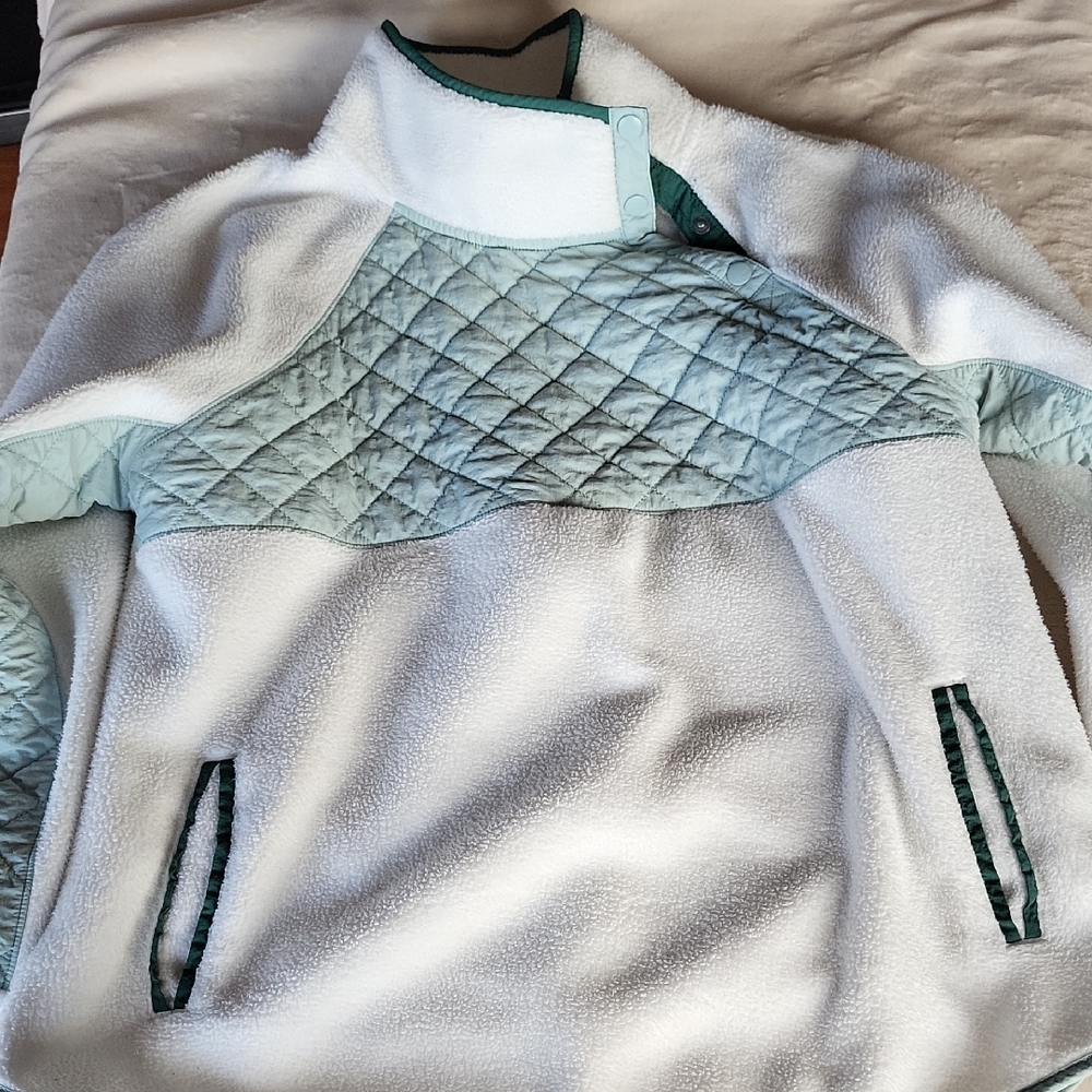 A&F Asymetrical fleece Ivory/green size Large